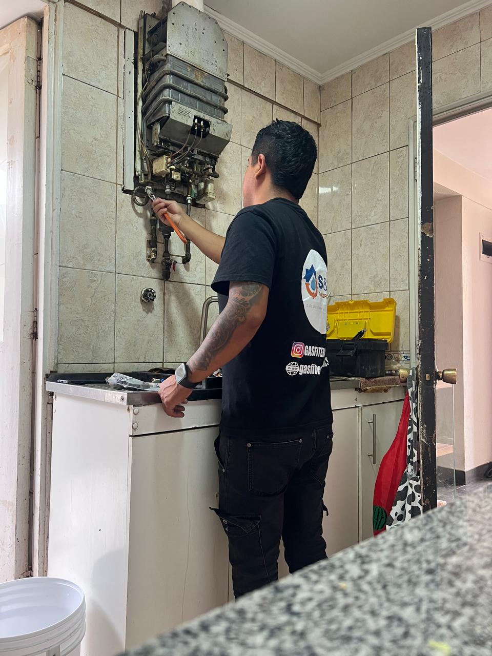 Técnico gasfiter certificado SEC trabajando